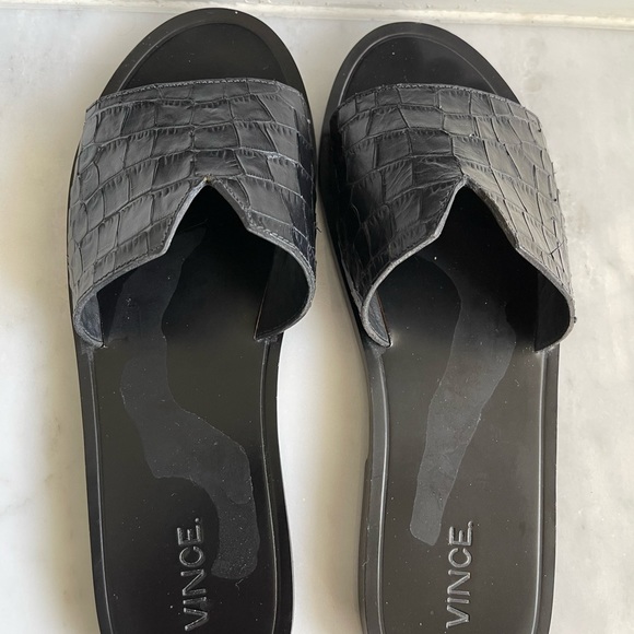 Vince ‘Turner 2’ Black Lea Embossed Leather Slides - Picture 4 of 10